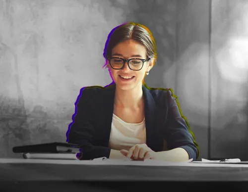 Joven-estudiante-de-posgrado-virtual-de-UPB-leyendo