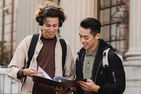 Estudiante-de-posgrados-virtuales-de-UPB-leyendo