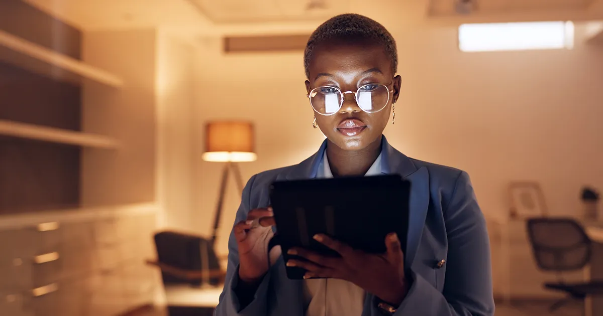 Imagen de una estudiante de la Especialización en Estrategia Gerencial y Prospectiva ingresando a su curso desde su casa en su tablet