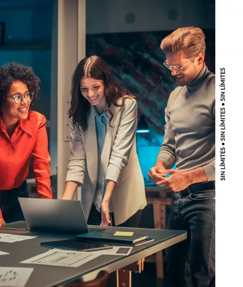 Jovenes-estudiantes-de-maestria-virtual-trabajando-en-equipo